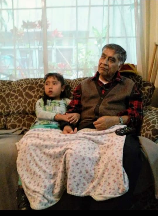 Abril con abuelo