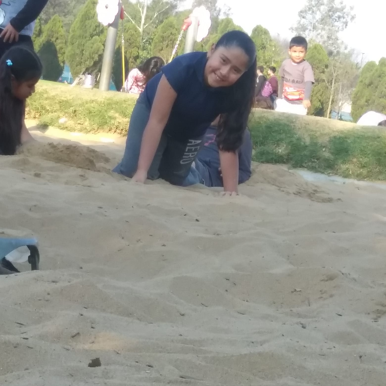 Abril jugando